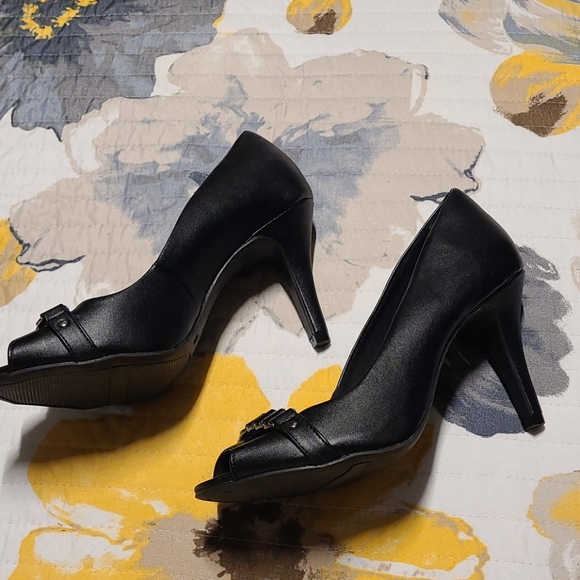 Women's Heels - Picture 2 of 5